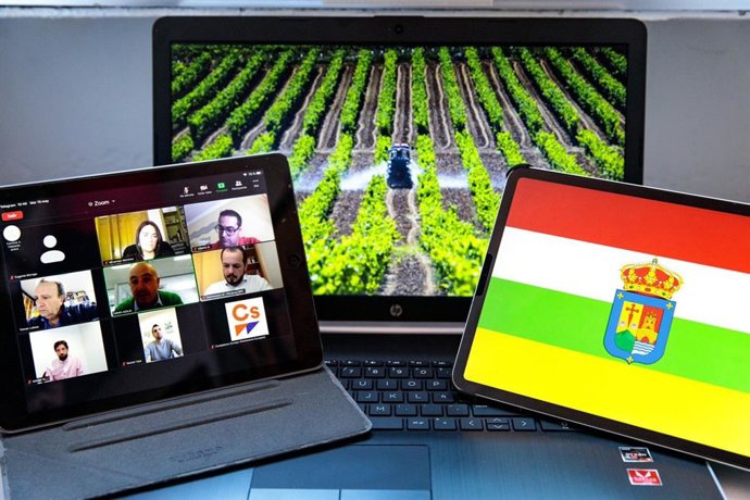 Adrián Vázquez (Cs) afirma que "si nos ayudamos de manera directa hay muchas bod