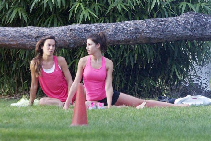     Úrsula Corberó practicando yoga en una foto de archivo de Europa Press