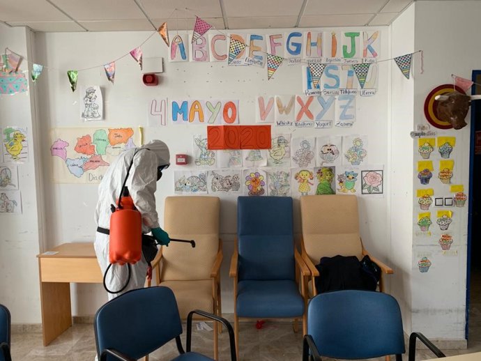 Bomberos de la provincia de Sevilla desinfectan residencias de mayores en diversas localidades.