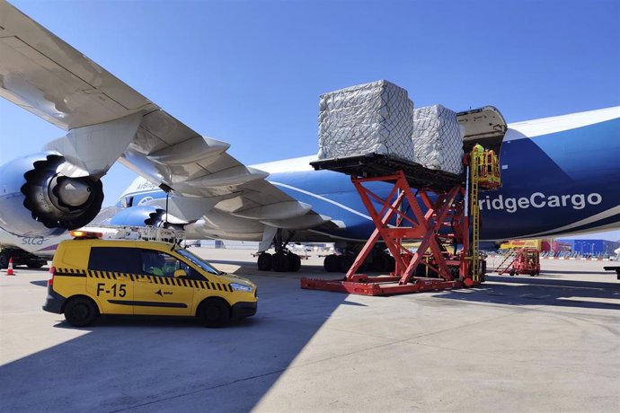 Vuelo de carga con material sanitario en el Aeropuerto de Barcelona.