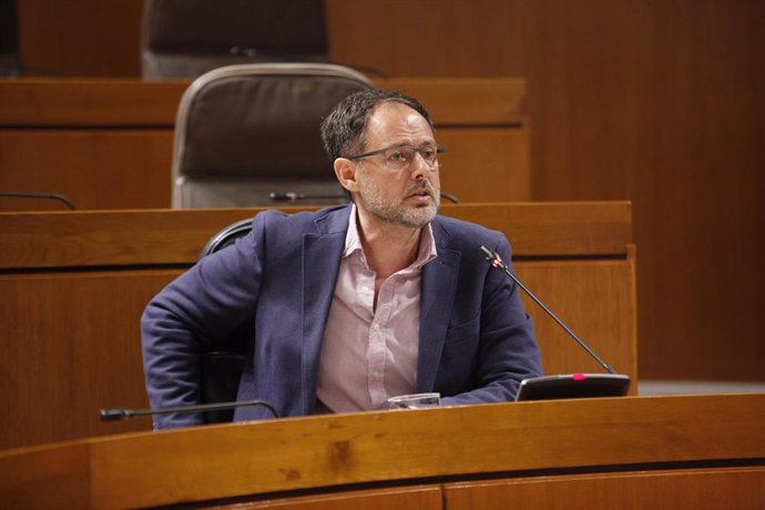 El director general de Innovación y Formación Profesional del Departamento de Educación, Cultura y Deporte del Gobierno de Aragón, Antonio Martínez, comparece en las Cortes autonómicas.