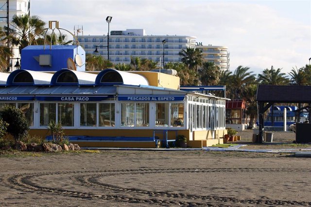 Vista de la playa Playamar en Torremolinos donde se encuentra cerrada junto a los restaurantes y chiringuitos debido al decreto de Estado de Alarma por el COVID-19. Málaga a 22 de abril del 2020