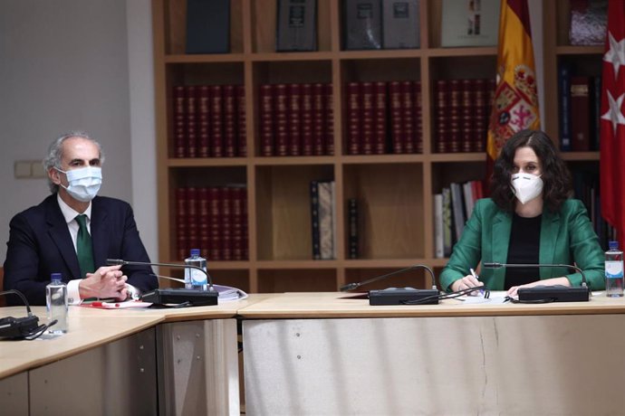 La presidenta de la Comunidad de Madrid, Isabel Díaz Ayuso, preside la reunión con representantes sanitarios para tratar sobre la situación por el COVID-19, con la presencia del consejero de Sanidad, Enrique Ruiz Escudero.