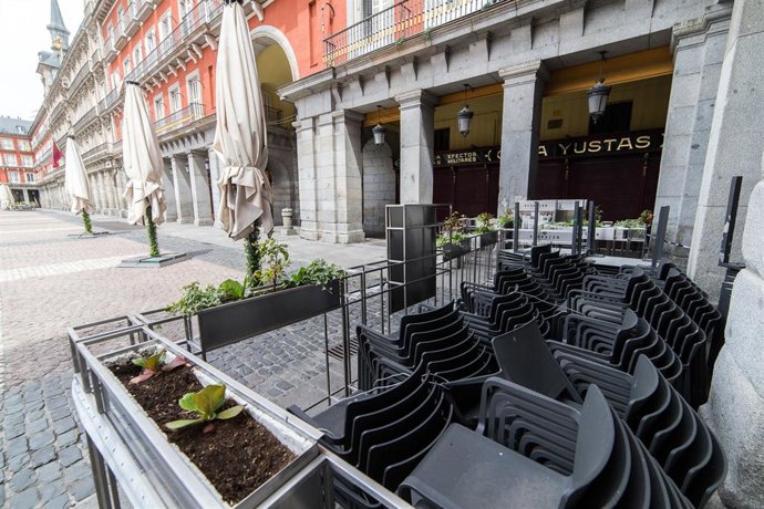 Terraza cerrada en el local Casa Yustas en la Plaza Mayor de la capital