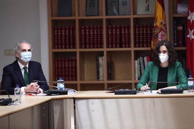 La presidenta de la Comunidad de Madrid, Isabel Díaz Ayuso, preside la reunión con representantes sanitarios para tratar sobre la situación por el COVID-19, con la presencia del consejero de Sanidad, Enrique Ruiz Escudero.