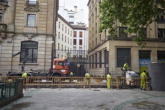 Trabajadores en una obra durante el cuarto día de la Fase 1 en la ciudad de Pamplona, en que se permite que los bares pueden abrir las terrazas al 50 por ciento de su capacidad, con un máximo de diez personas por mesa o agrupación de mesas