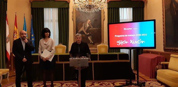 Ángela Baños (en el medio), durante la presentación del nuevo Plan de Turismo de Gijón