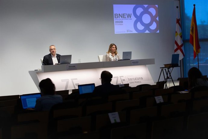 El delegado especial del Estado en el CZFB, Pere Navarro, y la directora general, Blanca Sorigué, en rueda de prensa en Barcelona el 19 de mayo de 2020.