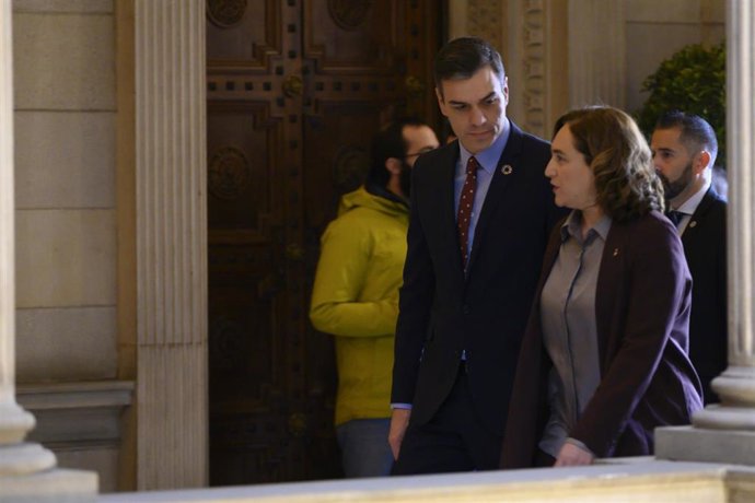 El presidente del Gobierno, Pedro Sánchez a su llegada al Ayuntamiento de Barcelona con la alcaldesa de la capital, Ada Colau para su reunión, en Barcelona (España), a 7 de febrero de 2020.