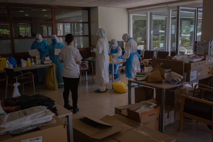 Voluntaris de l'ONG Proactiva Open Arms en la Residncia Geriátrica Redós de Sant Pere de Ribes, a 30 d'abril de 2020.