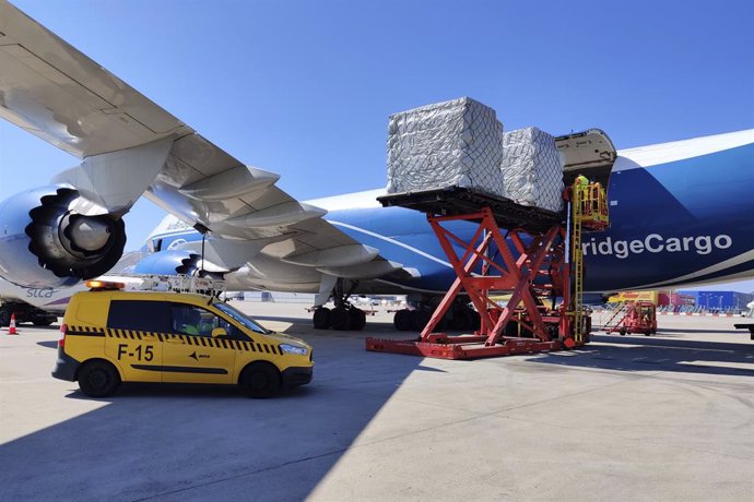 Vol de crrega amb material sanitari en l'Aeroport de Barcelona.