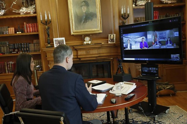 Don Felipe y doña Letizia se han reunido con directivos y trabajadores del Metro de Madrid, para conocer en detalle el impacto de la crisis en el principal medio de transporte en la capital y en su plantilla