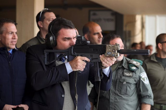 Flavio Bolsonaro, uno de los hijos del presidente de Brasil, Jair Bolsonaro, dispara un arma durante su visita a Israel. (Imagen de archivo).