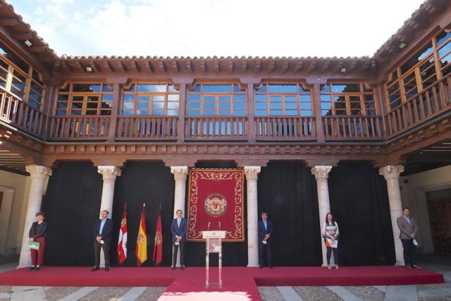 El presidente de la Diputación y los portavoces de los grupos posan guardando la distancia de seguridad durante el acto de firma del acuerdo para el plan de choque contra la pandemia.