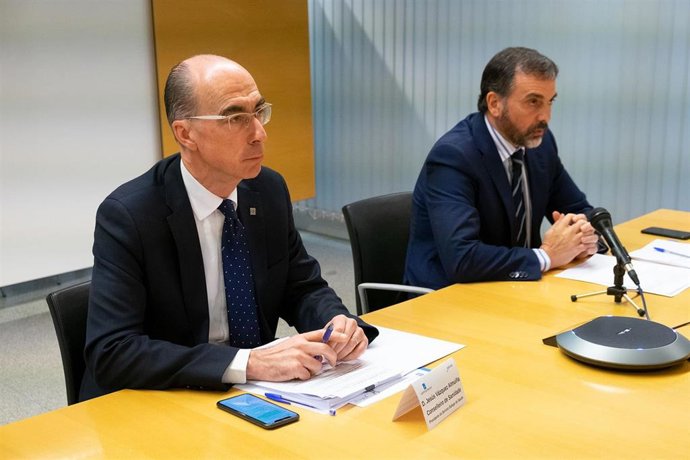 El conselleiro de Sanidade, Jesús Vázquez Almuiña, y el director xeral de Asistencia Sanitaria, Jorge Aboal, en rueda de prensa.