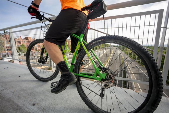 Imagen de recurso de un hombre monta en bicicleta