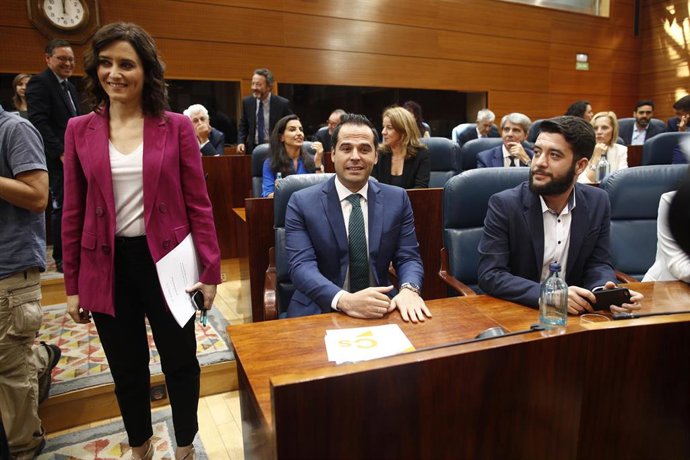 La Comunidad de Madrid, Isabel Díaz Ayuso, junto al vicepresidente, Ignacio Aguado,  el portavoz adjunto de C's en la Asamblrea de Madrid, César Zafra, y sus homólogos en el PP y Vox, Alfonso Serrano y Rocío Monasterio, de fondo.