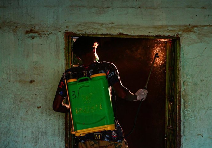 Trabajos de desinfección en la capital de Sudán, Jartum, durante la pandemia de coronavirus