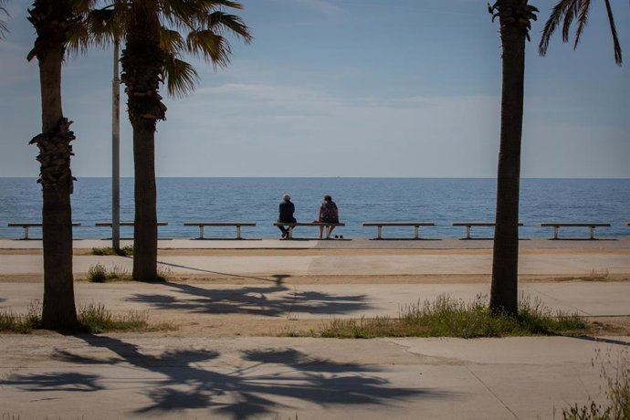 Dos personas en la playa del Bogatell, en Barcelona (España), a 7 de mayo de 2020.