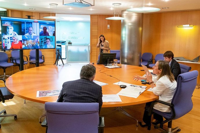 La conselleira de Infraestruturas e Mobilidade, Ethel Vázquez; la delegada territorial de la Xunta en Vigo, Corina Porro;  y el director de la Axencia Galega de Infraestruturas, Francisco Menéndez, durante la reunión mantenida con responsables de la obra