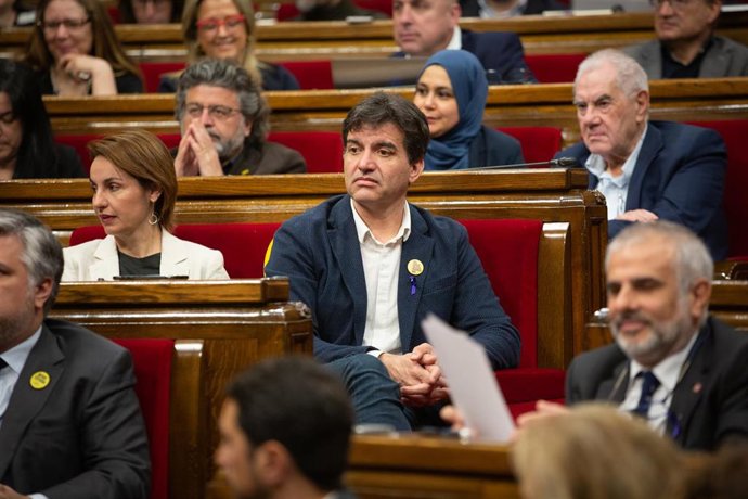 El presidente de ERC en el Parlament, Sergi Sabri, y otros diputados en el pleno del Parlament, en una imagen de archivo. 