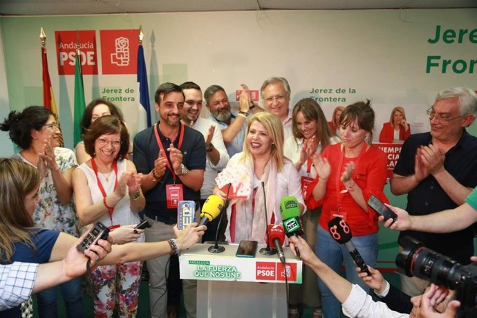 Mamen Sánchez, alcaldesa y secretaria local del PSOE en Jerez con miembros de su equipo en la noche electoral
