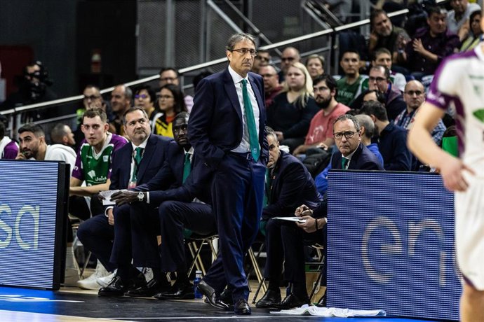 Luis Casimiro en el banquillo durante un partido del Unicaja