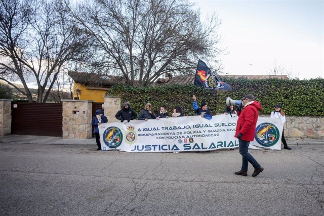 Miembros de la Asociación Jusapol realizando un escrache frente a la casa del vicepresidente segundo del Gobierno, Pablo Iglesias, el 6 de marzo de 2020.