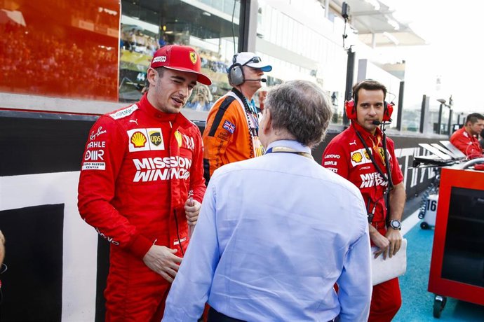 Jean Todt charla con Charles Lecler en el circuito de Yas Marina