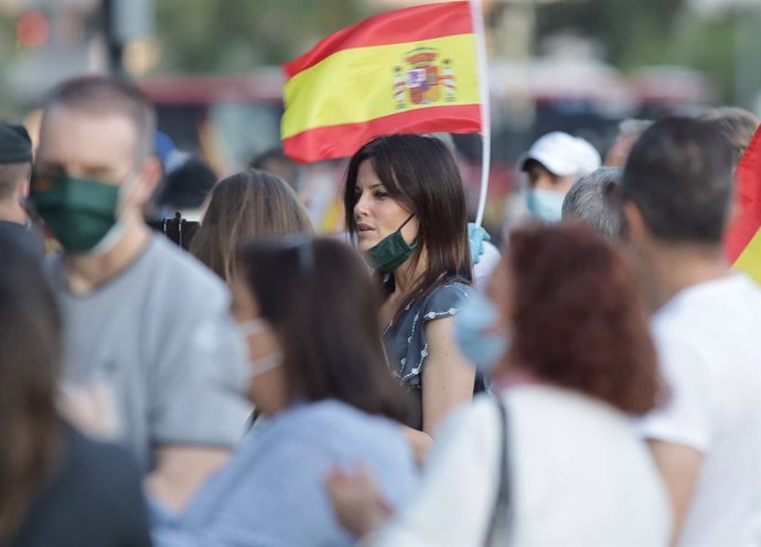 La publicista Cristina Seguí durante una concentración contra la gestión de Pedro Sánchez y Pablo Iglesias en la pandemia en el Paseo de la Alameda de Valencia (España) el 18 de mayo de 2020.