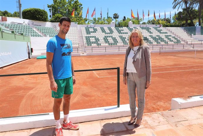 Novak Djokovic en el club Puente Romano de Marbella, junto a la alcaldesa de la ciudad, Ángeles Muñoz