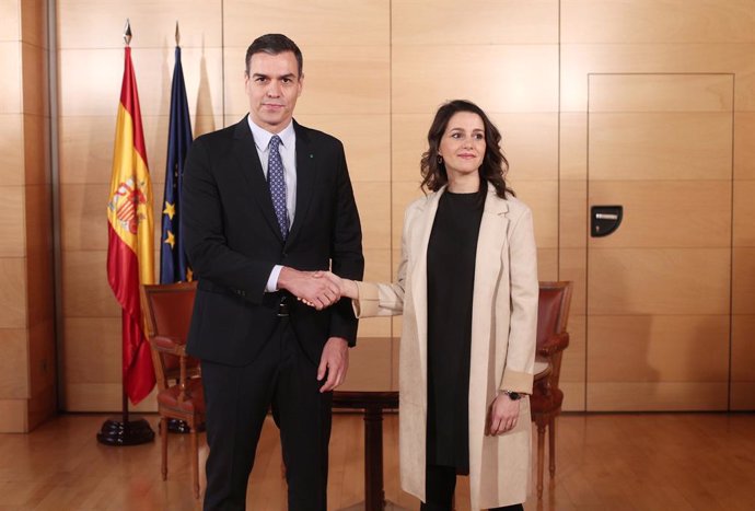 El president del Govern, Pedro Sánchez i la lider de Ciudadanos,  Inés Arrimadas, posen junts moments abans d'una reunió al Congrés dels Diputats, el 16 de desembre de 2019.