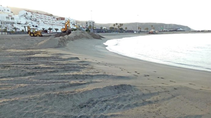 Labores de reacondicionamiento en la playa de Las Vistas