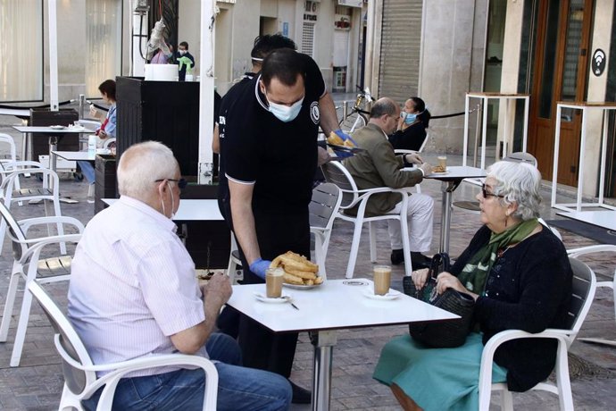 Primeros clientes disfrutan de las terrazas de las cafetería de Málaga en la primera jornada de la Fase 1,  Málaga a 18 de mayo del 2020