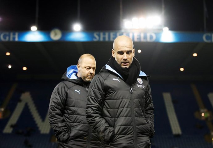 Pep Guardiola dirigiendo al Manchester City