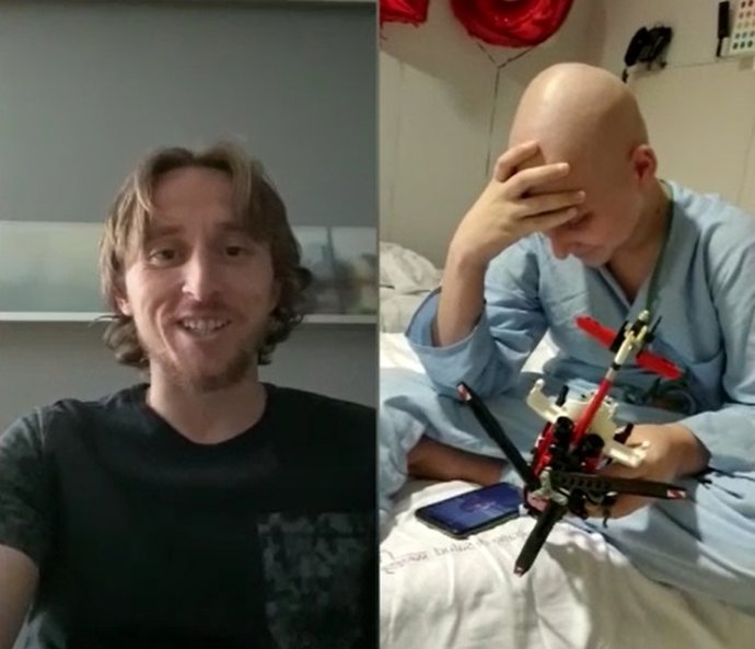 Luka Modric en el momento de la llamada a Raúl, niño de la Fundación Juegaterapia