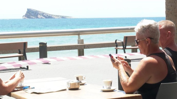 Imagen de una de las terrazas abiertas en Benidorm en la fase 1 de la desescalada