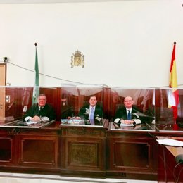 Tribunal con cubículos protectores como medida preventiva ante el covid-19.