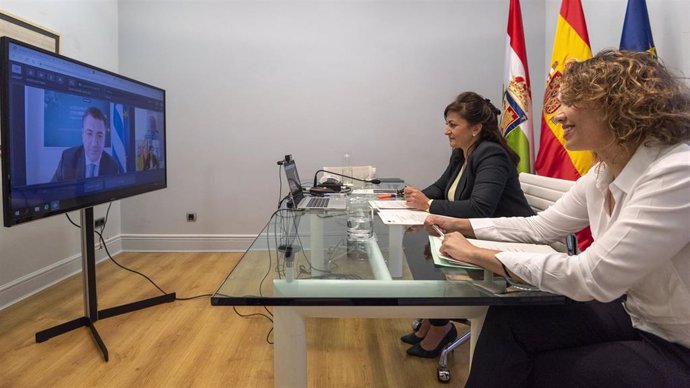 La presidenta del Gobierno de La Rioja, Concha Andreu, ha participado esta mañana en la 196 Reunión de la Mesa del Comité de las Regiones de la Unión Europea junto con la directora general de Fondos Europeos y de la Oficina en Bruselas, Cristina Peña