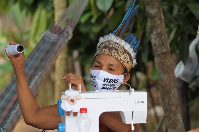 Indígena brasileña con mascarilla por la pandemia de coronavirus