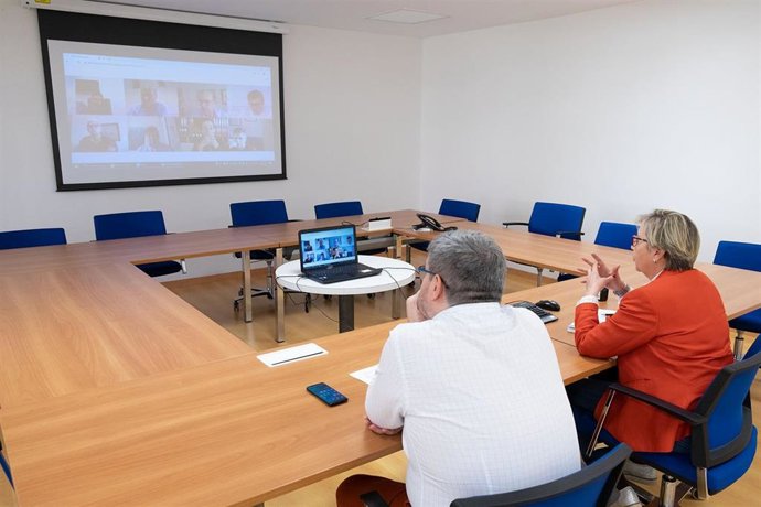La conselleira do Mar, Rosa Quintana, y el delegado territorial de la Xunta en A Coruña, Ovidio Rodeiro,mantienen una reunión con representantes del sector pesquero coruñés