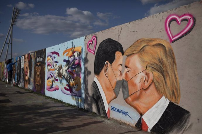 Mural en Berlín con Xi Jinping y Donald Trump