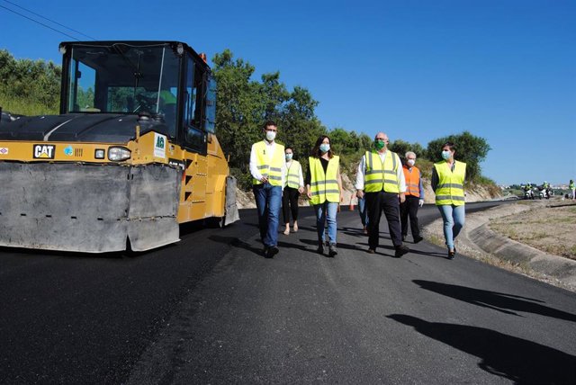 Miembros de la Junta visitan el fin de las obras de arreglo de la A-6204 de Villacarrillo a Mogón.