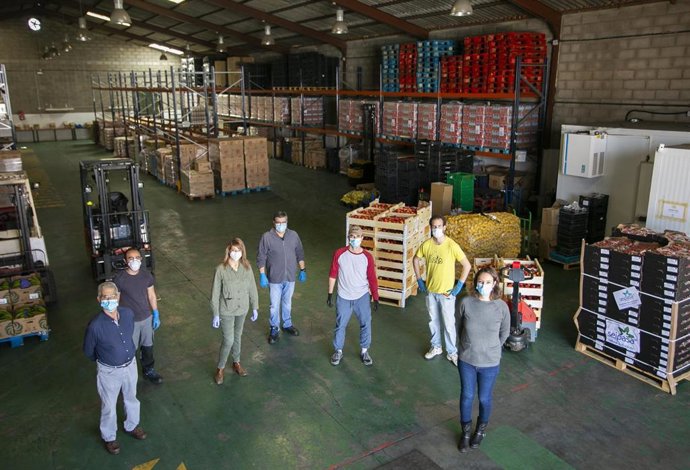 La presidenta de la Autoridad Portuaria de Huelva, Pilar Miranda, durante una visita al Banco de Alimentos de Huelva