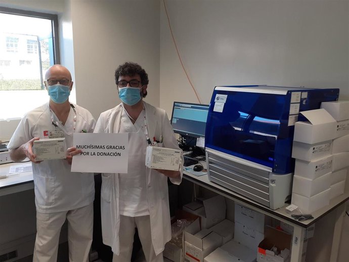 Sanitarios con el material  donado gracias a los 21.000 euros recaudados en la campaña en Nestlé