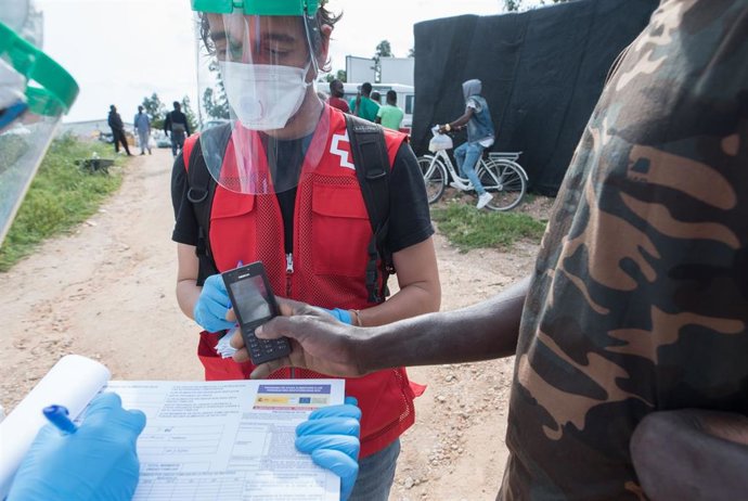 Intervención de Cruz Roja en un asentamiento de Huelva.