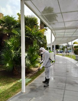 El protocolo de limpieza y desinfección se extiende a todos aquellos elementos de susceptibles de contagio por contacto como las botoneras en ascensores, papeleras o pomos de puertas.