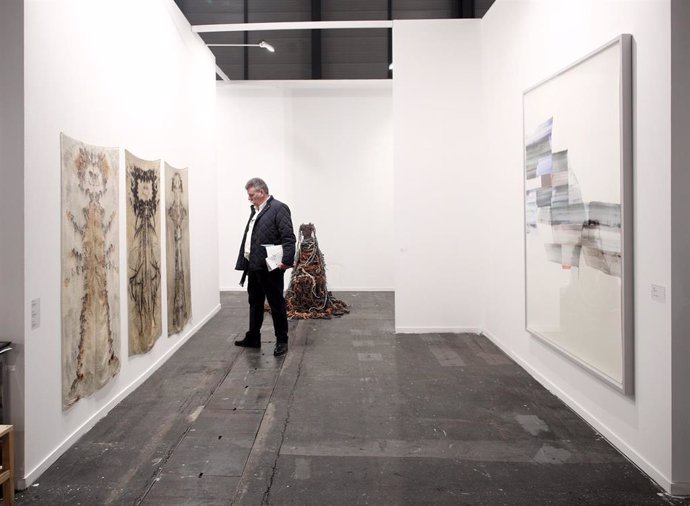 Visitantes visualizan las obras distribuidas en el recinto de IFEMA en esta jornada de apertura de la Feria Internacional de Arte Contemporáneo, en Madrid (España) a 26 de febrero de 2020.