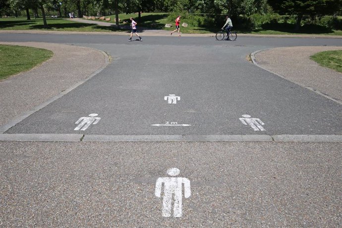 Marcas para el distanciamiento social en un parque de Londres