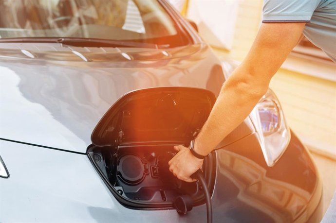 Vehículo eléctrico cargándose.